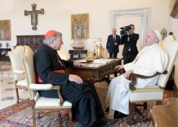 El papa Francisco recibió en audiencia privada al cardenal australiano George Pell. Foto AP.