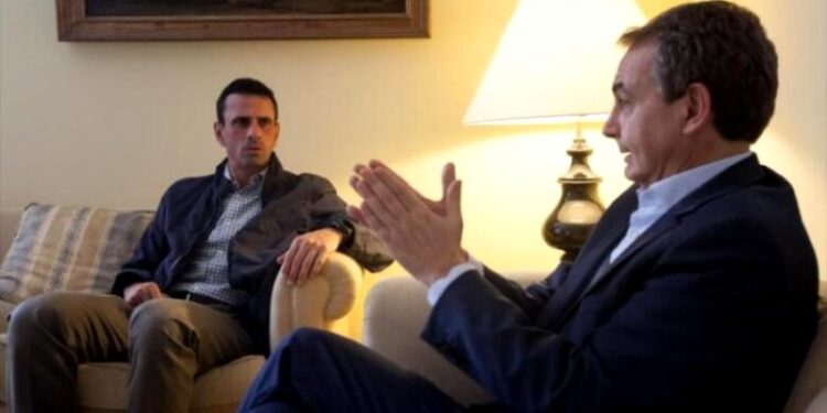 Henrique Capriles, al fondo, en una reunión hace años con José Luis Rodríguez Zapatero. Foto cortesía.
