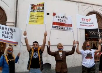 La comunidad armenia protesta en Roma por la guerra de Nagorno Karabaj. Foto captura de video EFE.