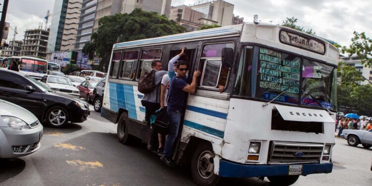CAR01. CARACAS (VENEZUELA), 27/06/2014.- Un grupo de personas viaja en un autobús debido a la falta de funcionamiento del metro hoy, viernes 27 de junio del 2014, en la ciudad de Caracas (Venezuela). Un apagón dejó hoy sin servicio eléctrico a varias ciudades del occidente y el centro del país, incluida Caracas, por un fallo en una de las unidades de generación de energía cuando se realizaban unos trabajos de reparación en una línea de transmisión. EFE/MIGUEL GUTIERREZ