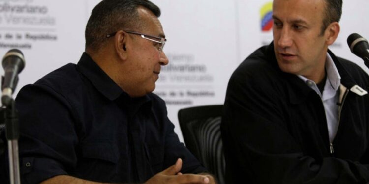 Venezuela's Vice President Tareck El Aissami (R) speaks with Venezuela's Interior and Justice Minister Nestor Reverol during a news conference in Caracas, Venezuela April 6, 2017. REUTERS/Marco Bello