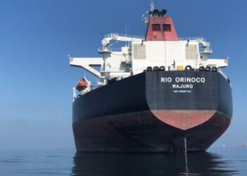 FOTO ARCHIVO- Un tanquero petrolero es visto en el mar frente a la refinería de Puerto La Cruz, en Venezuela Julio 19, 2018. Foto tomada el 19 de julio de 2018 para un reporte especial de la militarización en PDVSA. REUTERS/Alexandra Ulmer
