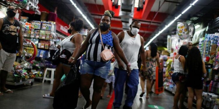 Foto de archivo de gente con mascarillas en el Mercadao de Madureira en Rio de Janeiro. 
Jun 17, 2020. REUTERS/Pilar Olivares
