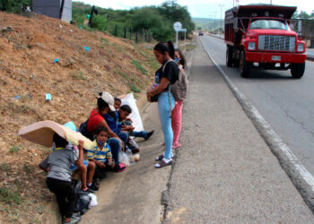 ACOMPAÑA CRÓNICA: COLOMBIA VENEZUELA - AME1643. CÚCUTA (COLOMBIA), 16/10/2020.- Ciudadanos venezolanos que llegaron a Colombia caminando transitan una vía el 15 de octubre de 2020, en Cúcuta (Colombia). La crisis de Venezuela, agravada por la escasez de gasolina, tiene al borde del colapso humanitario el principal paso fronterizo con Colombia donde a diario se mezclan miles de personas que quieren salir de la nación caribeña con los que buscan regresar empujados por la pobreza y la pandemia de la covid-19. EFE/ Mario Caicedo