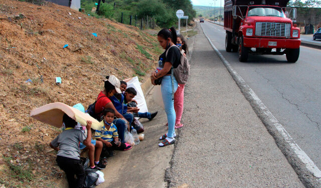 ACOMPAÑA CRÓNICA: COLOMBIA VENEZUELA - AME1643. CÚCUTA (COLOMBIA), 16/10/2020.- Ciudadanos venezolanos que llegaron a Colombia caminando transitan una vía el 15 de octubre de 2020, en Cúcuta (Colombia). La crisis de Venezuela, agravada por la escasez de gasolina, tiene al borde del colapso humanitario el principal paso fronterizo con Colombia donde a diario se mezclan miles de personas que quieren salir de la nación caribeña con los que buscan regresar empujados por la pobreza y la pandemia de la covid-19. EFE/ Mario Caicedo