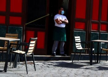 FOTO DE ARCHIVO: Un camarero con mascarilla protectora espera a los clientes en su terraza en medio del brote de coronavirus en Madrid. 1 de octubre 2020. REUTERS/Sergio Perez