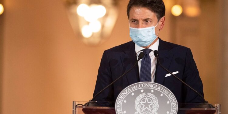 18/10/2020 HANDOUT - 18 October 2020, Italy, Rome: Italian Prime Minister Giuseppe Conte attends a press conference at the Palazzo Chigi to present the new measures for the containment of the coronavirus (COVID-19) pandemic. Photo: Filippo Attili/Italian Government/dpa - ATTENTION: editorial use only and only if the credit mentioned above is referenced in full
SOCIEDAD INTERNACIONAL
Filippo Attili/Italian Governmen / DPA