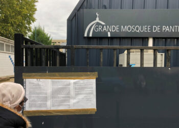 Foto del martes de una mujere leyendo lk orden de clausura de la Gran Mezquita de Pantin, en las afueras de Paris. 
Oct 20, 2020.  REUTERS/Antony Paone