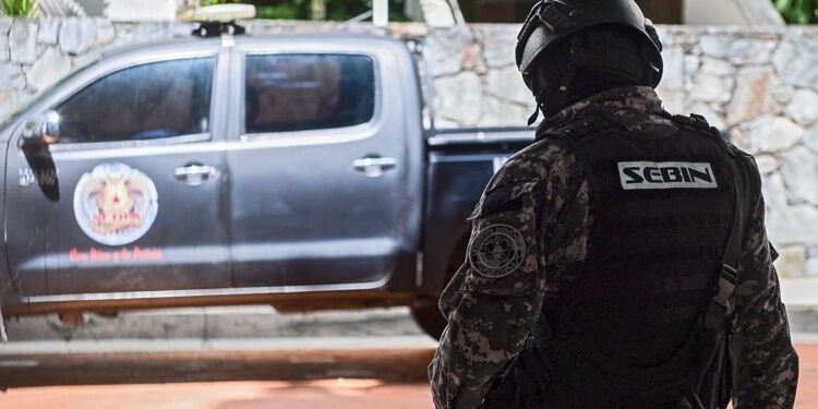 Members of the Bolivarian National Intelligence Service (SEBIN) stand guard in front of the house of the mayor of Caracas, Antonio Ledezma -who had been arrested and jailed in February 2015 after being accused of plotting to overthrow the president- in Caracas on November 17, 2017.
Ledezma, who was under house arrest following surgery, managed to escape and "entered Colombian territory by land, over the Simon Bolivar international bridge" Colombia's migration department said. / AFP PHOTO / FEDERICO PARRA