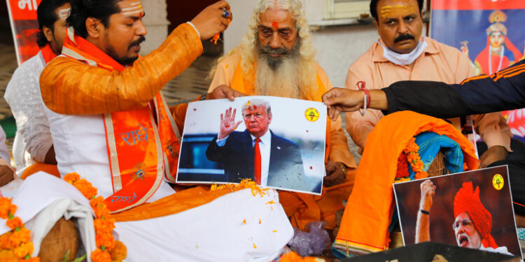 Activistas de Hindu Sena, un grupo hindú de derecha, realizan una oración especial para asegurar la victoria del presidente de Estados Unidos, Donald Trump, en las elecciones, en Nueva Delhi, India. 3 de noviembre de 2020. REUTERS/Adnan Abidi