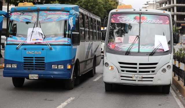 AME713. CARACAS (VENEZUELA), 09/05/2019.- Trabajadores del sector transporte cuelgan pancartas en sus parabrisas durante una protesta este jueves, en el marco de la Operación Libertad en Caracas (Venezuela). EFE/ Raúl Martínez