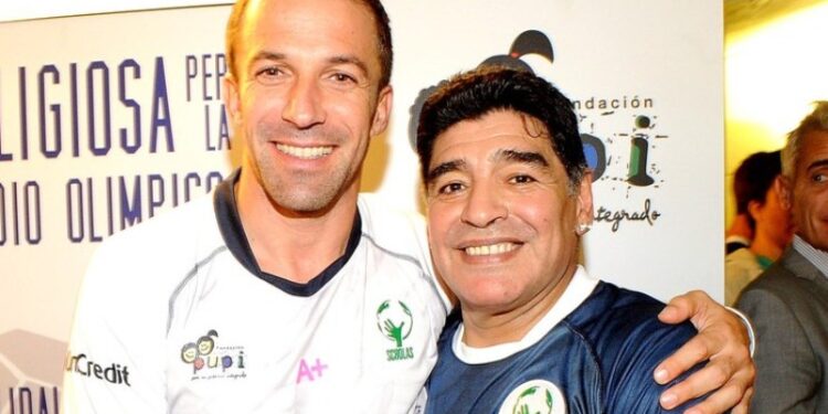 Alessandro Del Piero y Maradona (+). Foto agencias.