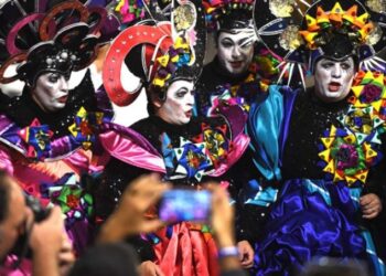(FILES) In this file photo taken on January 25, 2018 performers participate in the opening parade of the Uruguayan carnival -- the world's longest -- in Montevideo. - On January 24, 2019 Uruguay opens its carnival with a parade along the main avenue of Montevideo, on this electoral campaign year the Uruguayan carnival will be without doubt the popular scenario of political criticism. (Photo by MIGUEL ROJO / AFP)