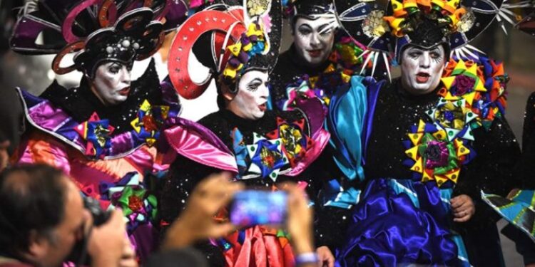 (FILES) In this file photo taken on January 25, 2018 performers participate in the opening parade of the Uruguayan carnival -- the world's longest -- in Montevideo. - On January 24, 2019 Uruguay opens its carnival with a parade along the main avenue of Montevideo, on this electoral campaign year the Uruguayan carnival will be without doubt the popular scenario of political criticism. (Photo by MIGUEL ROJO / AFP)
