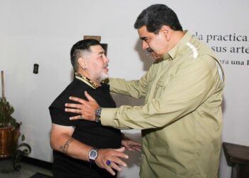 Diego Maradona (+) y Nicolás Maduro. Foto agencias.