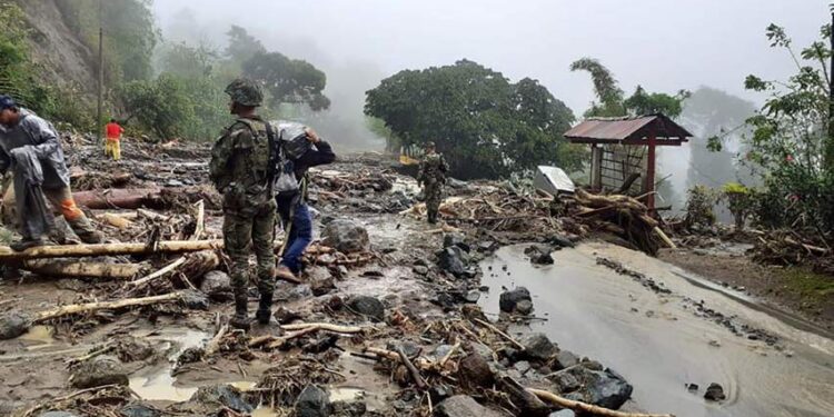 El Ejército Nacional de Colombia muestra el lugar donde ocurrió un deslizamiento de tierra por las fuertes lluvias en la vía Uramita-Dabeiba, en Antioquia, Colombia. Foto EFE