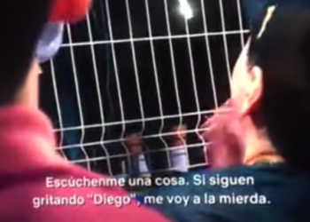 El día que Maradona mandó a callar a unos niños que le pedían un autógrafo. Foto captura de video.