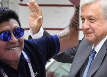 El presidente mexicano, Andrés Manuel López Obrador y Diego Maradona (+). Foto Quito Poder.
