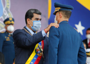 General en Jefe de la Aviación Militar Bolivariana a Pedro Juliac y Nicolás Maduro. Foto @PresiencialVE