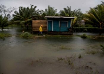 Un hombre camina en frente de su casa inundada, en la comunidad pista 43, durante el paso del huracán ETA el 4 de noviembre de 2020, en la costa caribe norte en Bilwi (Nicaragua). EFE/Jorge Torres