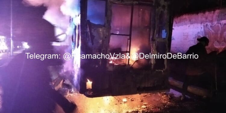 Incendio Ambulancia. Foto @DelmiroDeBarrio