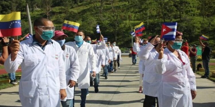 Médicos cubanos. Foto @VTVcanal8