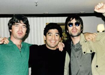 Noel Gallagher, Diego Maradona (+) y Liam Gallagher. Foto @NoelGallagher