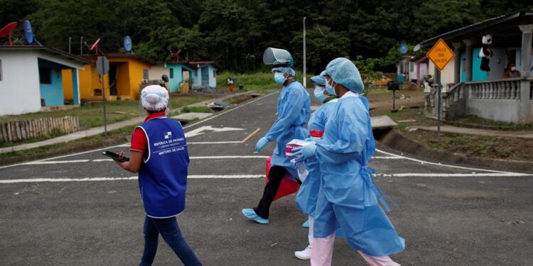 Personal médico del Ministerio de Salud de Panamá (MINSA) participa en una jornada de trazabilidad para detectar COVID-19 en la comunidad de Kuna Nega en Ciudad de Panamá (Panamá). EFE/Bienvenido Velasco/Archivo