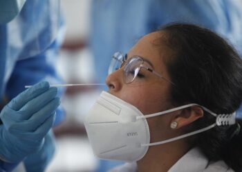 Una mujer se somete a una prueba hisopada de coronavirus, el 30 de octubre de 2020, en Ciudad de Panamá (Panamá). EFE/ Carlos Lemos/Archivo