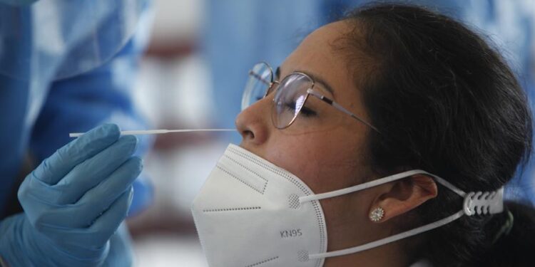 Una mujer se somete a una prueba hisopada de coronavirus, el 30 de octubre de 2020, en Ciudad de Panamá (Panamá). EFE/ Carlos Lemos/Archivo
