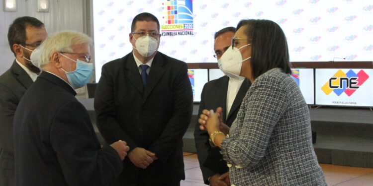 Pdte del CNE de Maduro Indira Alfonzo, Nuncio Apostólico Aldo Giordano. Foto @ve_cne