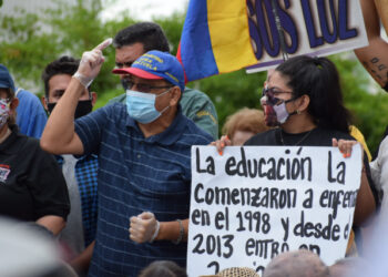 Los zulianos se concentraron frente a la Inspectoría del Trabajo en Maracaibo. Exigieron mejores reivindicaciones laborales para los maestros y trabajadores venezolanos. Fotos: Carla Reina Bocaranda.