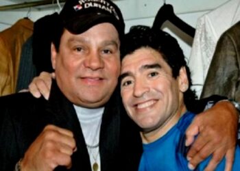 Roberto 'Manos de Piedra' Durán y Maradona (+). Foto de archivo.