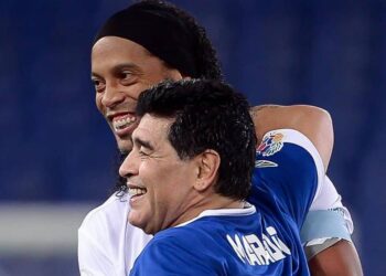 Ronaldinho y Maradona (+). Foto agencias.