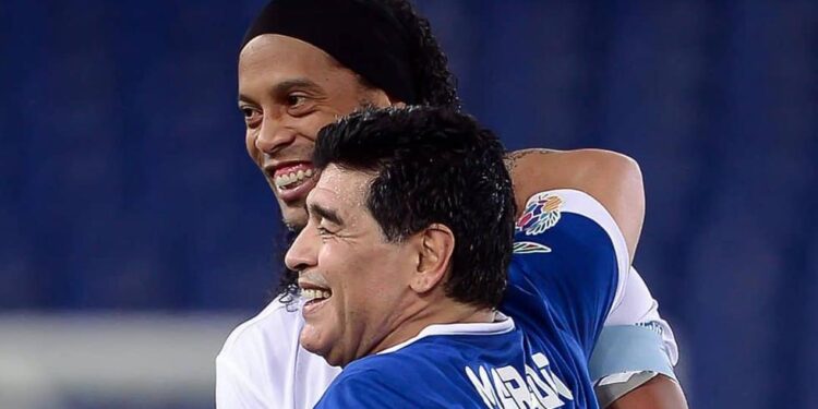 Ronaldinho y Maradona (+). Foto agencias.