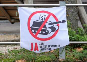Una pancarta que dice "Sí a la iniciativa comercial de la guerra" en una barandilla en Zúrich, Suiza, el 16 de noviembre de 2020.  REUTERS/Arnd Wiegmann