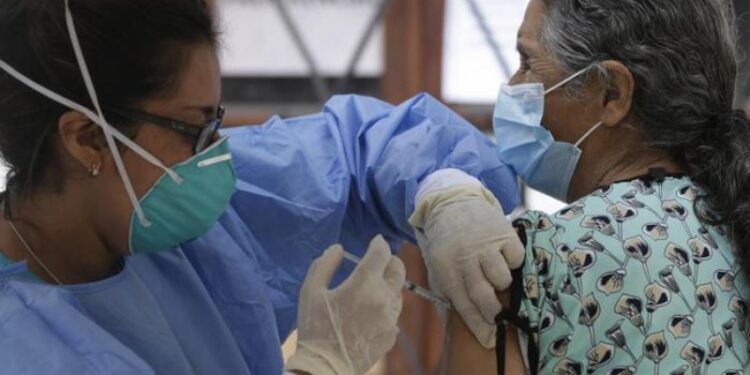 Vacunación difteria Perú. Foto AP.