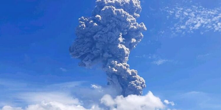 Volcán Ile Lewotolok Indonesia. Foto EFE.