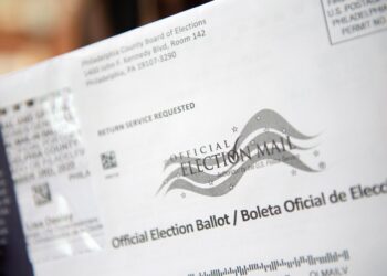 Un votante tiene una boleta de las elecciones presidenciales en Filadelfia, Pensilvani. EFE/EPA/TRACIE VAN AUKEN/Archivo