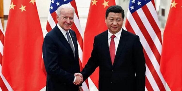 Xi Jinping y Joe Biden, en una imagen de archivo de 2013. REUTERS