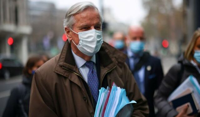 El negociador jefe de la Unión Europea para el Brexit, Michel Barnier, protegido con una mascarilla en una calle de Londres, en Reino Unido, el 28 de noviembre de 2020. REUTERS/Henry Nicholls