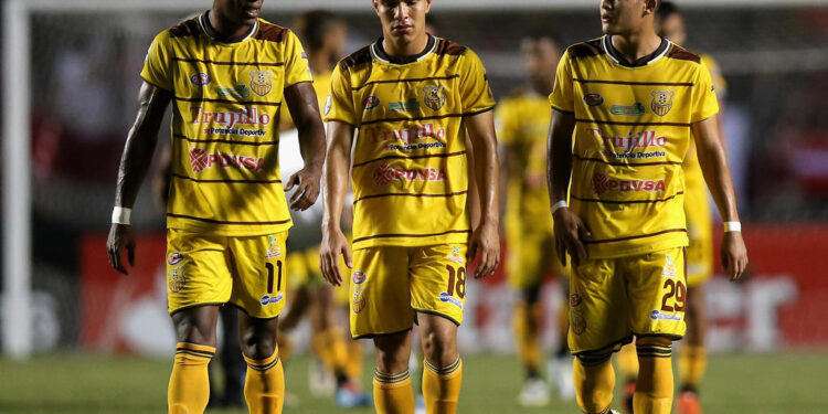SAO PAULO, BRAZIL - APRIL 05:  Players of Trujillanos walks of dejected during a match between Sao Paulo v Trujillanos as part of Group 1 of Copa Bridgestone Libertadores at Morumbi Stadium on April 5, 2016 in Sao Paulo, Brazil.  (Photo by Friedemann Vogel/Getty Images)
