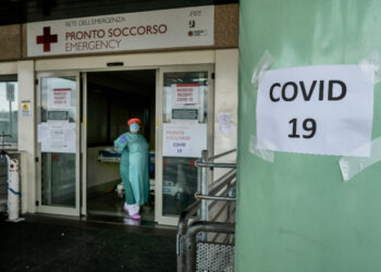 A medical worker stands at the main emergency access, which also admits people with COVID-19 at the Policlinico di Tor Vergata hospital in Rome on November 12, 2020. - The Italian government imposed tighter restrictions on another five regions on November 10 as it tries to stem escalating new cases of coronavirus, while still resisting a nationwide lockdown. (Photo by ANDREAS SOLARO / AFP)