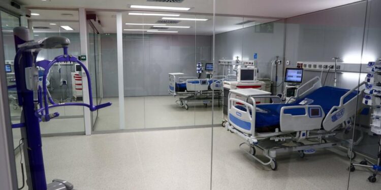 Una vista muestra una Unidad de Cuidados Intensivos en el nuevo hospital "Enfermera Isabel Zendal" durante su inauguración en Madrid, España. (REUTERS/Sergio Pérez).