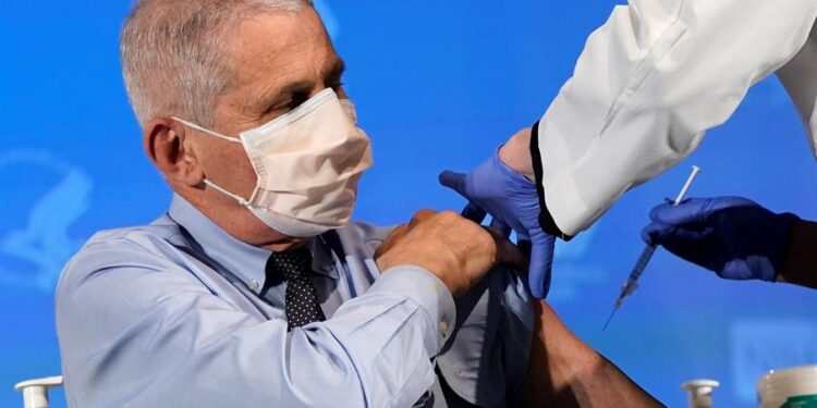 El doctor Anthony Fauci, epidemiólogo jefe de Estados Unidos, fue registrado este martes al ser vacunado contra la covid-19, con la vacuna desarrollada por el laboratorio Moderna, en Bethesda (Maryland, EE.UU.). EFE/Patrick Semansky