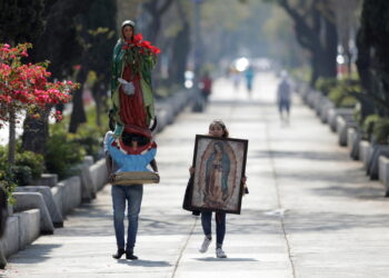 Fieles cargan con imágenes de la virgen cerca de la Basílica de Guadalupe, 12 de diciembre de 2020
Gustavo Graf / Reuter