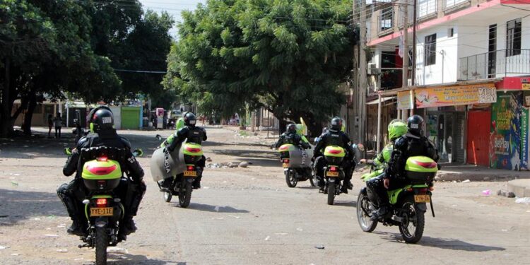 Policías de Colombia realizan inspecciones a ciudadanos venezolanos que incumplen con las medidas de restricción de movilidad. EFE/ Mario Caicedo