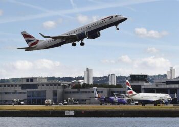 Un avión de la compañía British Airways despega del London City Airport. EFE/Andy Rain/Archivo