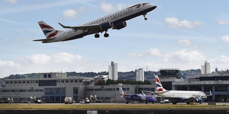 Un avión de la compañía British Airways despega del London City Airport. EFE/Andy Rain/Archivo