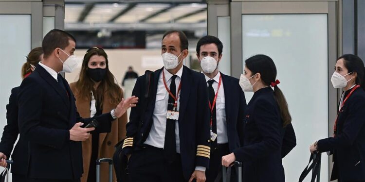 Miembros de la tripulación de un vuelo proveniente de Londres aterrizan en el aeropuerto Adolfo Suárez Madrid Barajas este lunes. EFE/ Fernando Villar